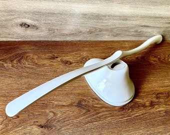 Shoe horn with stand