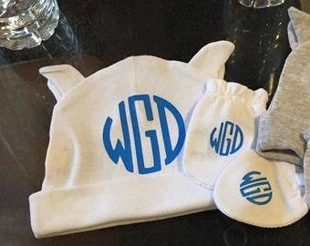 Mitaines et bonnet de bébé monogrammée