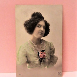 Carte postale de la Saint-Valentin des années 1910, jolie dame avec des fleurs, carte de voeux française vintage, Saint-Valentin vierge
