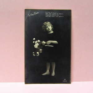 Carte postale d'anniversaire Petite fille avec des roses Carte postale allemande des années 1910 « To One I Love » Carte postale photo utilisée