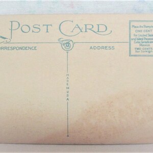 Puede incluir: Una postal vintage con un dise&ntilde;o azul y blanco. El frente de la tarjeta tiene las palabras "Post Card" en una fuente decorativa. La parte posterior de la tarjeta tiene las palabras "Correspondence" y "Address" impresas en ella. La tarjeta tambi&eacute;n tiene un &aacute;rea de sello con el texto "Place the Stamp here ONE CENT for United States and Island Possessions Cuba, Canada and Mexico. TWO CENTS for foreign."