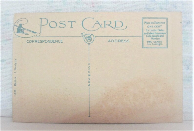 Puede incluir: Una postal vintage con un dise&ntilde;o azul y blanco. El frente de la tarjeta tiene las palabras "Post Card" en una fuente decorativa. La parte posterior de la tarjeta tiene las palabras "Correspondence" y "Address" impresas en ella. La tarjeta tambi&eacute;n tiene un &aacute;rea de sello con el texto "Place the Stamp here ONE CENT for United States and Island Possessions Cuba, Canada and Mexico. TWO CENTS for foreign."