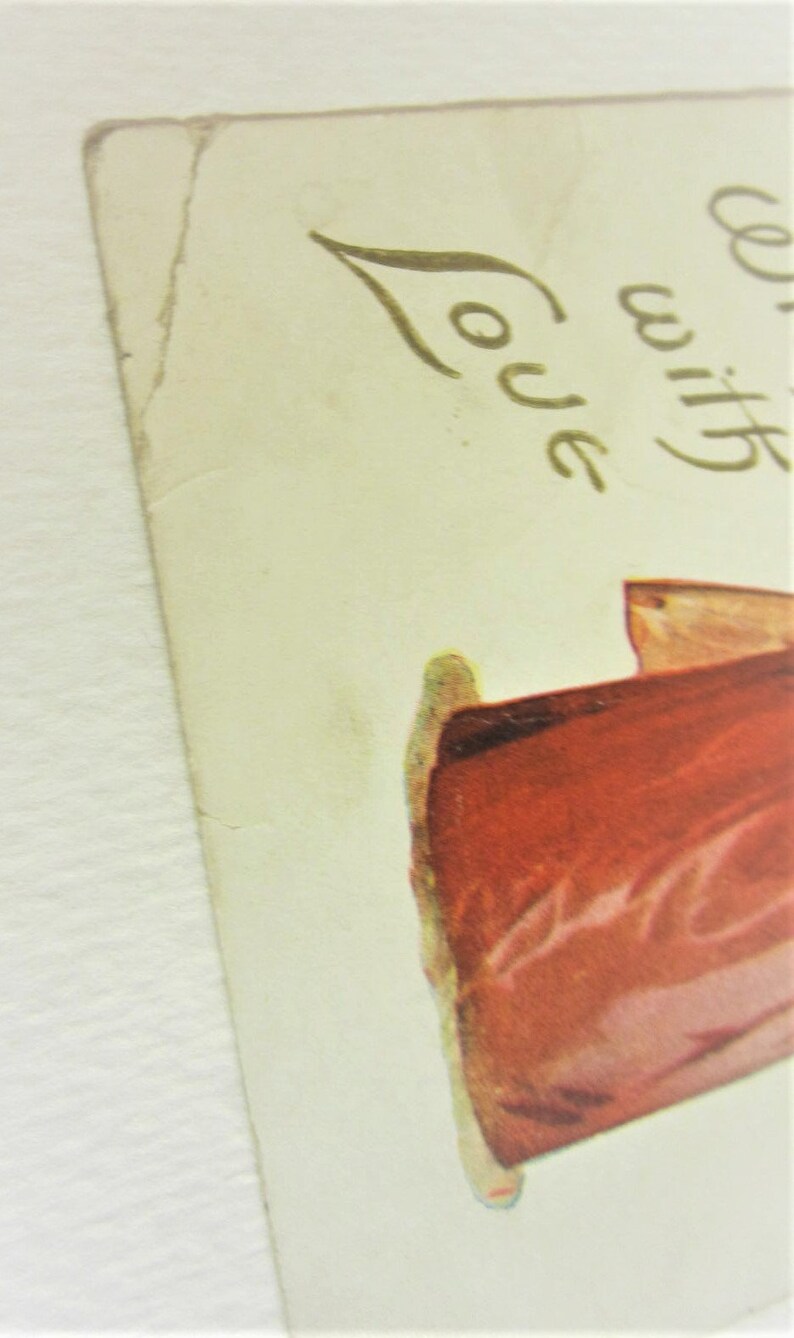 Puede incluir: Una postal vintage con una ilustraci&oacute;n roja y blanca de una mujer con un vestido. El texto "with love" est&aacute; escrito en letras doradas en la postal.