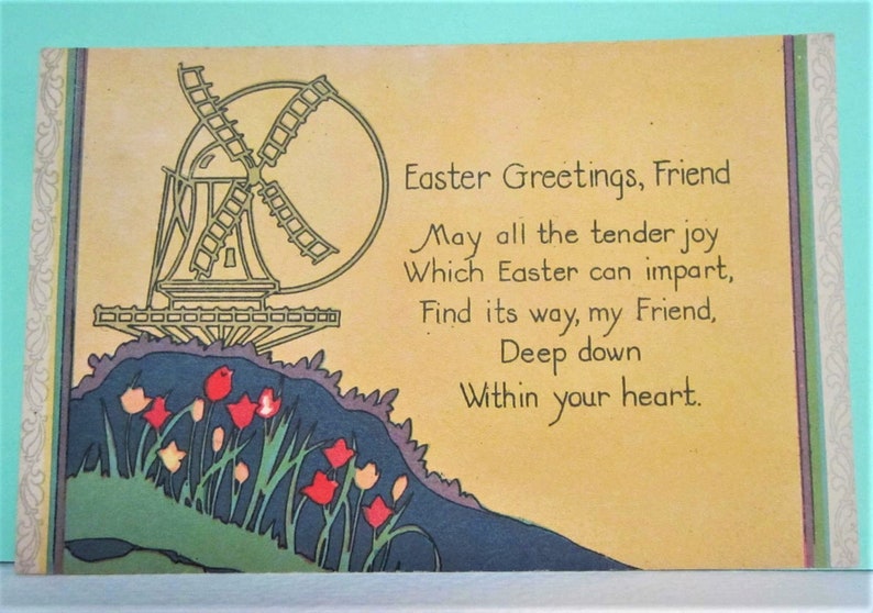 Puede incluir: Una tarjeta de felicitaci&oacute;n de Pascua vintage con fondo amarillo y una ilustraci&oacute;n de un molino de viento. La tarjeta presenta un poema que dice: "Saludos de Pascua, amigo. Que toda la alegr&iacute;a tierna Que la Pascua puede impartir, Encuentre su camino, mi amigo, En lo profundo De tu coraz&oacute;n."