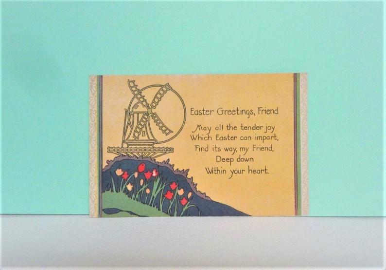 Puede incluir: Una tarjeta de felicitaci&oacute;n de Pascua vintage con fondo amarillo y una ilustraci&oacute;n de molino de viento. La tarjeta presenta un poema que dice: "Saludos de Pascua, amigo Que toda la alegr&iacute;a tierna Que la Pascua puede impartir, Encuentre su camino, mi amigo, En lo profundo De tu coraz&oacute;n."