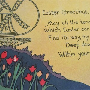 Puede incluir: Una tarjeta de felicitaci&oacute;n de Pascua con un molino de viento y tulipes. La tarjeta tiene un fondo amarillo con un poema que dice: "Saludos de Pascua, amigo Que toda la alegr&iacute;a tierna Que la Pascua puede impartir, Encuentre su camino, mi amigo, En lo profundo De tu coraz&oacute;n."