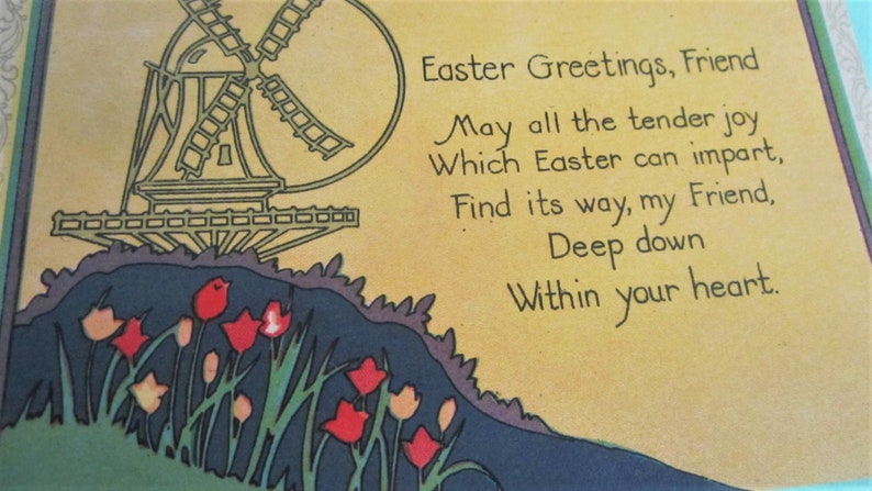 Puede incluir: Una tarjeta de felicitaci&oacute;n de Pascua con un molino de viento y tulipes. La tarjeta tiene un fondo amarillo con un poema que dice: "Saludos de Pascua, amigo Que toda la alegr&iacute;a tierna Que la Pascua puede impartir, Encuentre su camino, mi amigo, En lo profundo De tu coraz&oacute;n."