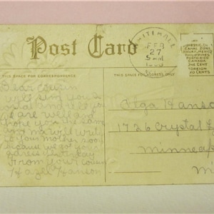 Puede incluir: Una postal vintage con un mensaje escrito a mano. El mensaje dice "Querida prima Te enviar&eacute; una postal y te dir&eacute; que estamos bien y espero que t&uacute; tambi&eacute;n est&eacute;s bien y mam&aacute; escribir&aacute; a tu madre pronto porque tenemos tu direcci&oacute;n desde el otro d&iacute;a De tu prima Tof azel fanson". La postal est&aacute; dirigida a "Alga 14 anson 1726 Crystal Lake Minneapolis Minn".