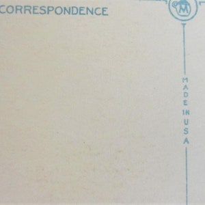 Puede incluir: Una postal vintage con el texto "Correspondence" en la parte superior y "Made in USA" verticalmente hacia abajo en el lado derecho. La postal es de color beige claro con texto azul.