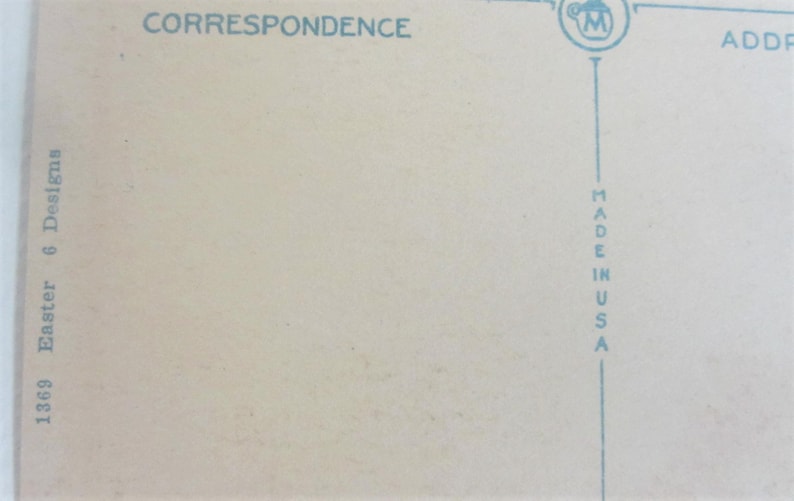 Puede incluir: Una postal vintage con el texto "Correspondence" en la parte superior y "Made in USA" verticalmente hacia abajo en el lado derecho. La postal es de color beige claro con texto azul.