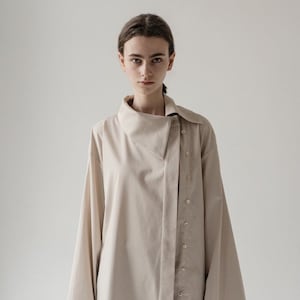 CHAMPAGNE silky deconstructed OVERSIZE SHIRT imagem 1