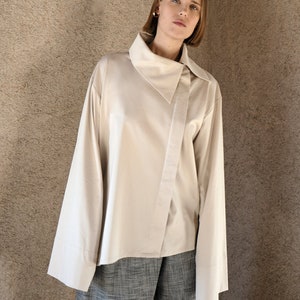 CHAMPAGNE silky deconstructed OVERSIZE SHIRT imagem 4