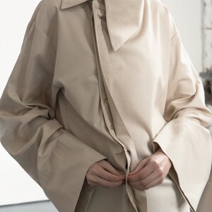 CHAMPAGNE silky deconstructed OVERSIZE SHIRT imagem 8