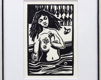 Könnte beinhalten: Ein Schwarz-Weiß-Holzschnitt einer Frau mit langem Haar, die im Wasser steht. Sie hält sich an die Brust, die ein Muster aus Kreisen und Spiralen aufweist. Im Hintergrund sind Figuren zu sehen.