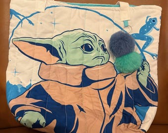 Bolsa artesanal inspirada em Grogu - Bolsa acolchoada de 45 cm com personagem - Chaveiro de pompom - Interior forrado - Bolso - Bolsa de viagem infantil