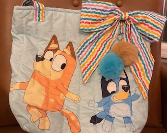 Bolsa artesanal inspirada na Bluey - Bolsa acolchoada de 45 cm com laço, chaveiro de pompom, interior forrado, bolso - Bolsa de viagem infantil