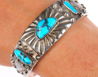 Brazalete Navajo de 6,4" c. 1930, de plata repujada con rayos, turquesa de alta calidad.