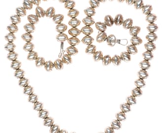 Collar de perlas Navajo vintage de 34,5" hecho a mano en plata de ley con cuentas estampadas a mano.