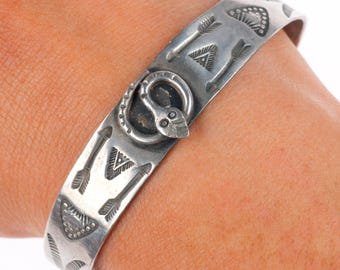 Brazalete de plata esterlina con diseño de serpiente de cascabel de Fred Harvey Navajo, de 6,25 pulgadas, circa 1940.