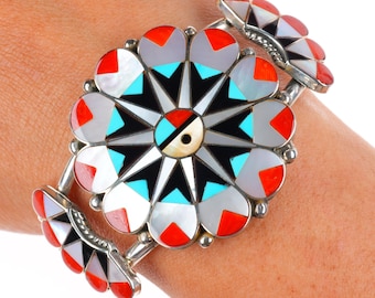 Pulsera tipo brazalete de plata esterlina con incrustación de rostro solar de Delwin Gasper Zuni de 6,25 pulgadas