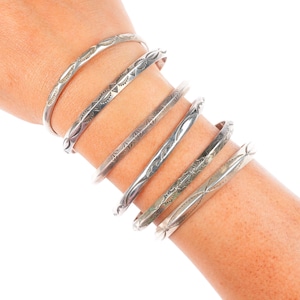 6,2 "-6,5" Vintage Navajo gestempelt kariniertes Sterling Silber Stackle Armreif