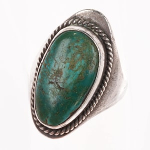 Anillo Navajo vintage grande de plata esterlina con turquesa verde y bisel tipo cuerda, talla 11, c1950