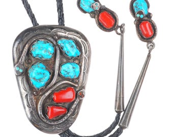 Corbata bolo Effie Calavaza Zuni de plata esterlina, turquesa y coral con diseño de serpientes, circa 1970