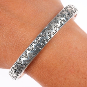 Pulsera tipo brazalete delgada apilable de plata esterlina con estampado profundo de Tahe Navajo de 7 pulgadas