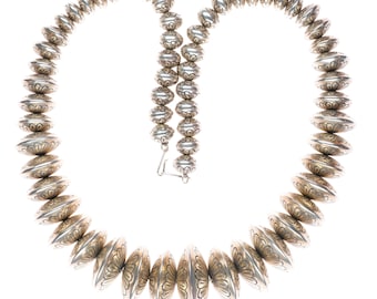Collar de perlas Navajo vintage de 23,5" hecho a mano en plata de ley con cuentas estampadas a mano.