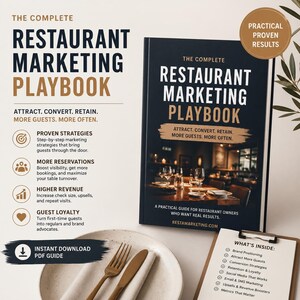 以下が含まれることがあります： 「The Complete Restaurant Marketing Playbook」というタイトルの本で、「Attract. Convert. Retain. More Guests. More Often.」というテキストが書かれています。カトラリーの入ったお皿と箇条書きのメモ帳も表示されています。本は黒色で、金色の文字が書かれています。