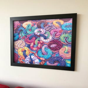 Peut inclure: Planche à découper en bois faite à la main, avec une finition naturelle et un bord brut. De forme rectangulaire, elle mesure environ 45 cm de long, 30 cm de large et 2,5 cm d'épaisseur.