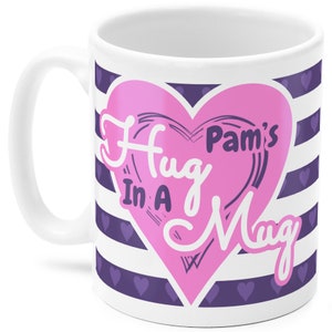 Caneca Pam, abraço de Pam em uma caneca, presente com nome (roxo e rosa)