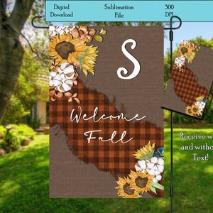 Puede incluir: Una bandera de jardín de bienvenida al otoño a cuadros marrones y naranjas con girasoles, bolas de algodón y la letra "S" en la esquina superior derecha. La bandera está diseñada para ser utilizada con un soporte para banderas de jardín.