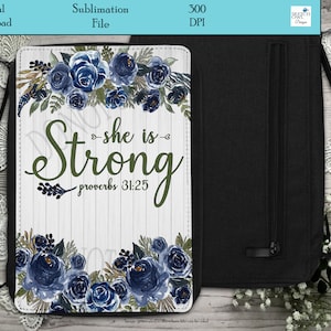 Könnte beinhalten: Eine schwarze Bibeltasche mit Reißverschluss und einem weißen und blauen Blumendesign mit dem Text "...she is... Strong" und "proverbs 31:25".