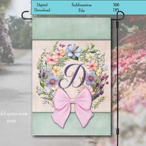 Puede incluir: Una descarga digital de un archivo de sublimación para una bandera de jardín. La bandera presenta una corona de flores con un lazo rosa y la letra "D" en el centro. El texto "Añade tu propio texto" está en la parte inferior de la bandera.