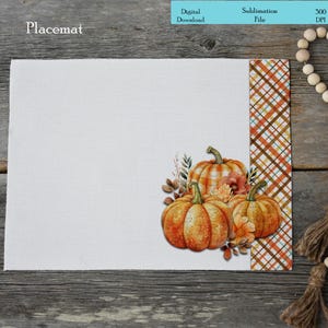 Könnte beinhalten: Ein digitaler Download eines Sublimationsdesigns mit drei orangefarbenen Kürbissen mit braunen Stielen und Blättern, umgeben von Herbstlaub und Blumen. Das Design ist auf einem weißen Hintergrund mit einem karierten Rand.