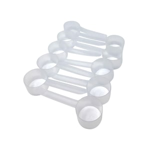 Peut inclure: Un ensemble de cuillères doseuses en plastique transparent. Les cuillères sont toutes de la même taille et de la même forme, et elles sont disposées en pile.