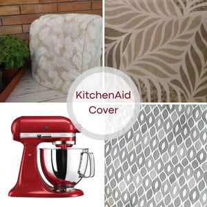 Op de afbeelding: Een beige stoffen hoes met een wit palmbladpatroon ontworpen voor een keukenmixer. De afbeelding bevat een rode KitchenAid-keukenmixer met een roestvrijstalen kom en een close-up van de beige stof en een grijs geometrisch bladpatroon.