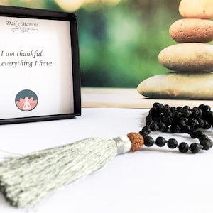 LavaStein 108 Mala Perlenkette, Handgeknüpfte Mala Halskette, Quaste Halskette, Mala Perle 108, Mantra Karte Geschenk, Boho Schmuck, Meditation