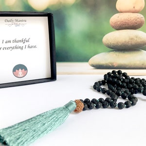 LavaStein 108 Mala Perlenkette, Handgeknüpfte Mala Halskette, Quaste Halskette, Mala Perle 108, Mantra Karte Geschenk, Boho Schmuck, Meditation