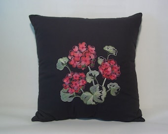 Cojín de geranio en color negro.