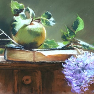 Natura morta dipinta a pastello con mela verde, libro e lillà alla luce del sole - Opera originale a pastello morbido su carta Mi Teintes Touch.