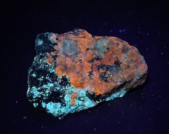 FLUORESCENT Hackmanite Sodalite, Analcime, Chkalovite, and Arfvedsonite. Ilimaussaq Complex in Greenland. Tenebrescent Sw Mw Lw