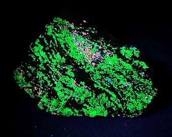 Fluorescent Cleiophane Sphalerite. Sterling Hill Mine, New Jersey. Lw Uv. Phosphorescent