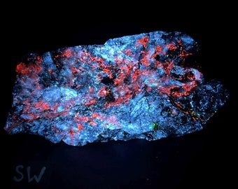 STUNNING Blue Fluorescent Scheelite and Calcite from Arizona - Shortwave Uv Blue Fluorescence.