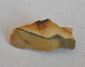Rough Mookaite Jasper Crystal. Raw and natural specimen from Australia