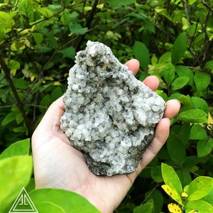 Klaster CUBIC CALCITE z odrobiną stilbitu i heulanditu na matrycy / skale pułapkowej. Upper New Street Quarry, Paterson, New Jersey.
