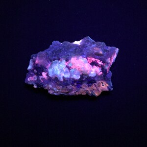 Rainbow FANTASY ROCK 5 color TUGTUPITE Sodalite, Hackmanite, Chkalovite, Analcime, Polylithionite, and Arfvedsonite. Greenland image 4