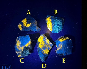 ONE (x1) Fluorescent Scapolite and Prehnite Specimen from Saint Michel de Wentworth in Quebec, Canada. LW and MW Uv