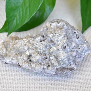 HEULANDITE na KALCYCIE i KWARCU po anhydrycie. Paterson, New Jersey.